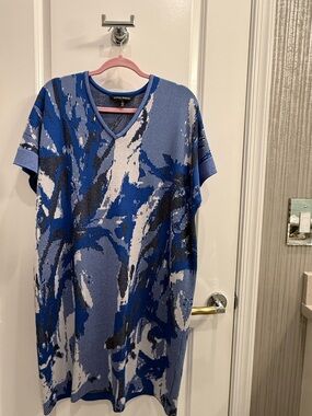 Ming Wang Blue, Gray & Black Abstract V-Neck Short Sleeve Dress